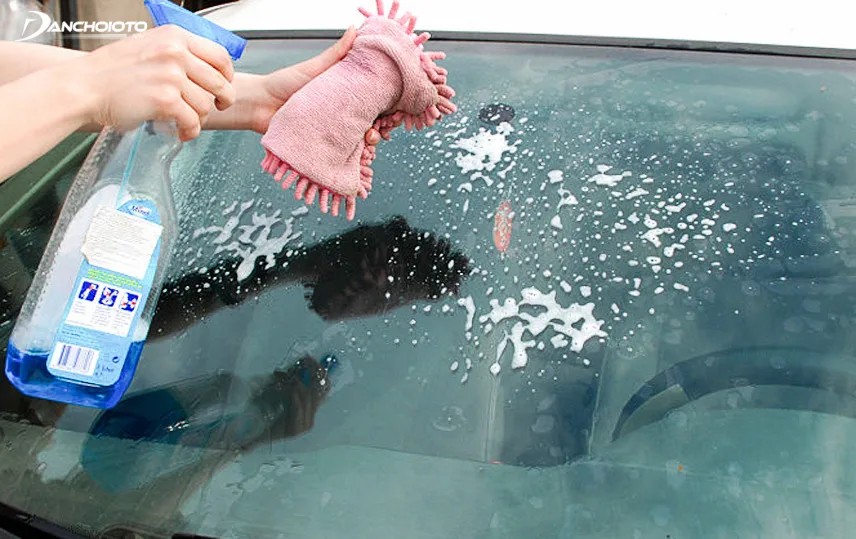 Vệ sinh kính chắn gió là điều rất cần thiết