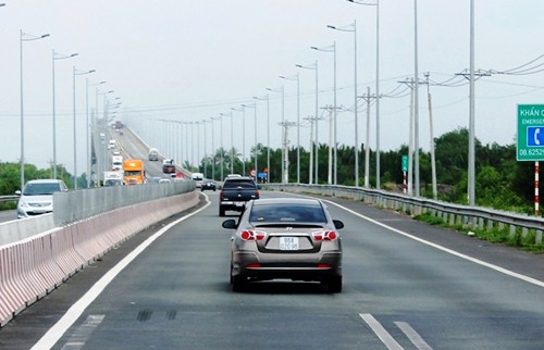 Luật vượt xe ô tô yêu cầu tài xế cần vượt xe một cách dứt khoát để đảm bảo an toàn