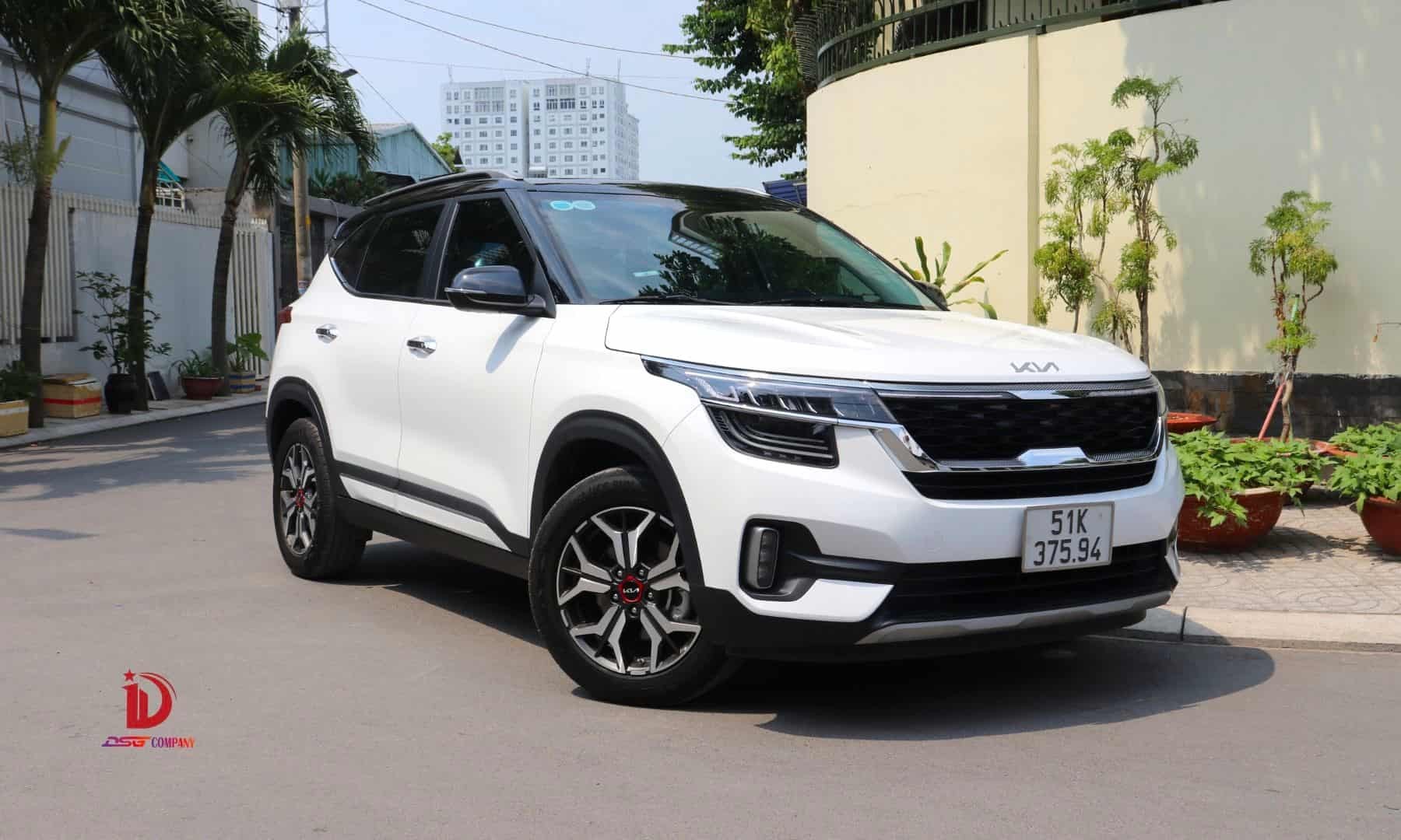 Đầu xe Kia Seltos 2023 với lưới tản nhiệt mũi hổ đặc trưng khi bạn thuê xe tự lái Thủ Đức