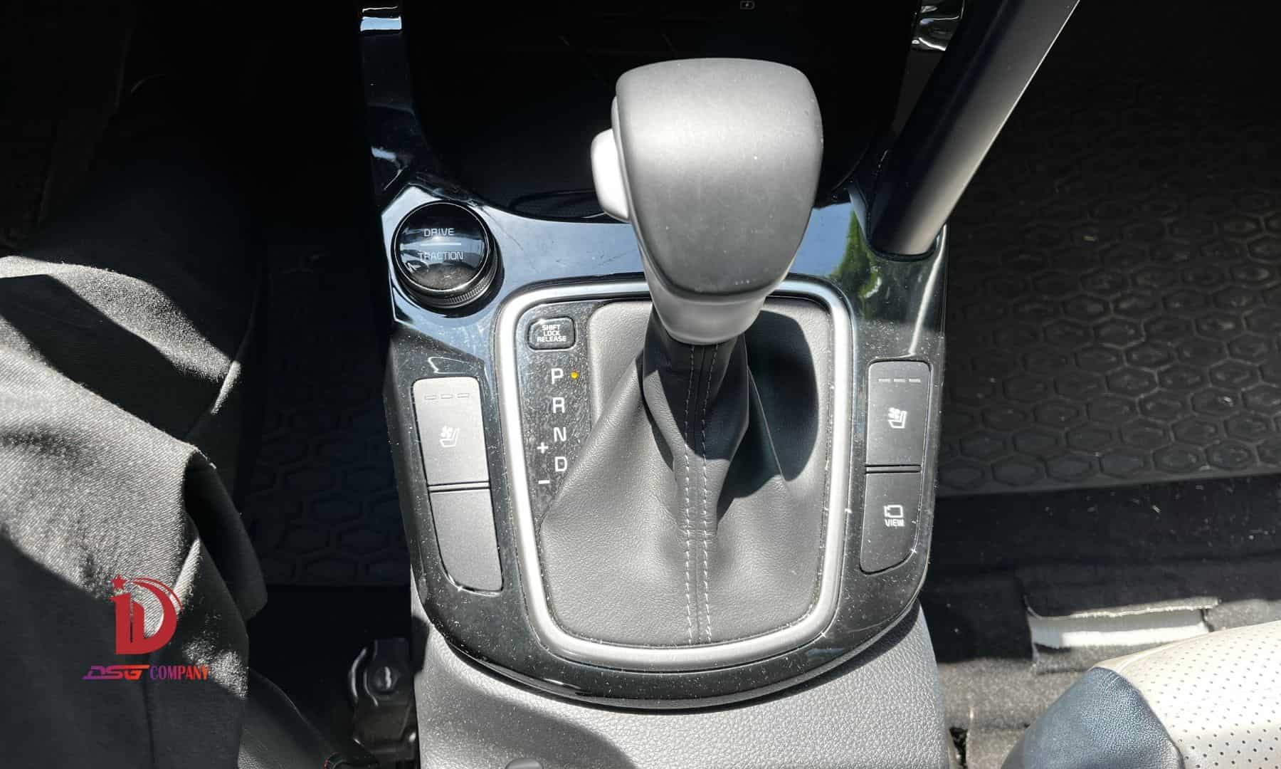Khoang lái Kia Seltos với vô lăng D-cut thể thao, tiện ích cho thuê xe ô tô tự lái Thủ Đức
