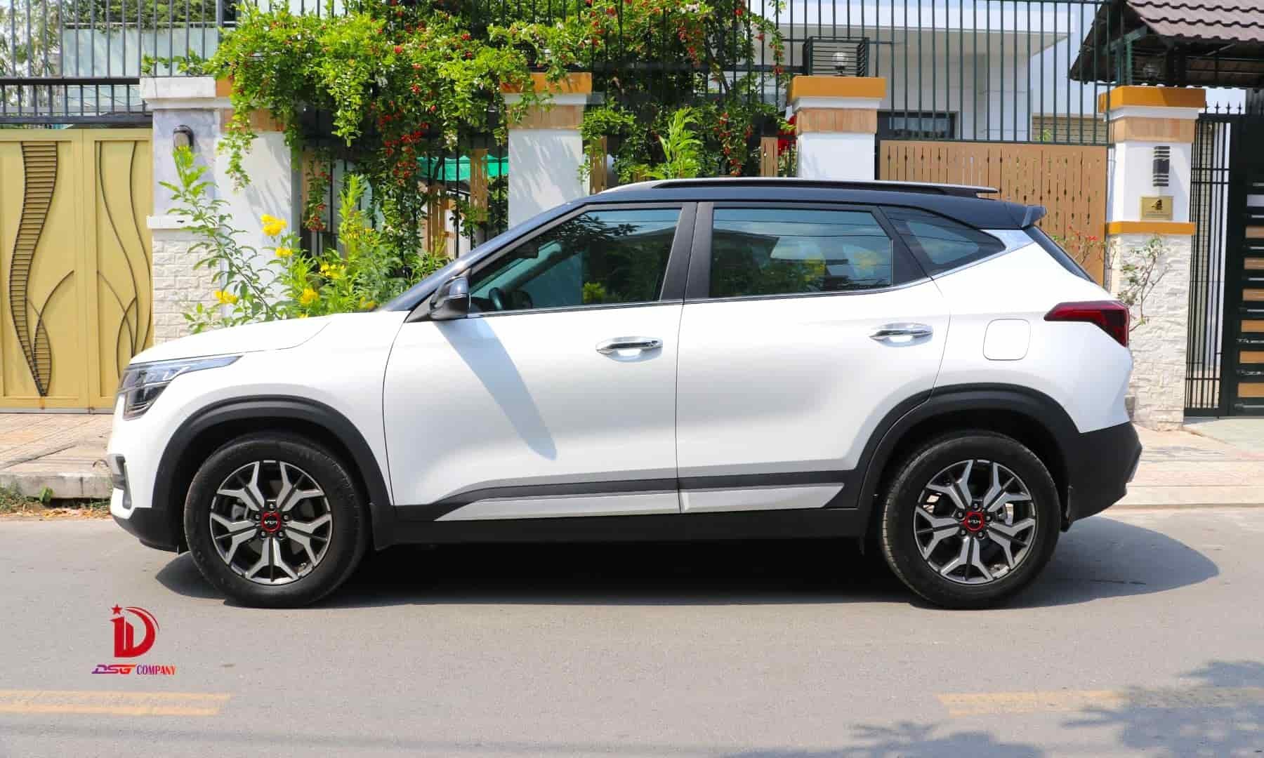 Góc thân xe Kia Seltos với mâm hợp kim 17 inch, lý tưởng để thuê xe tự lái ở Thủ Đức