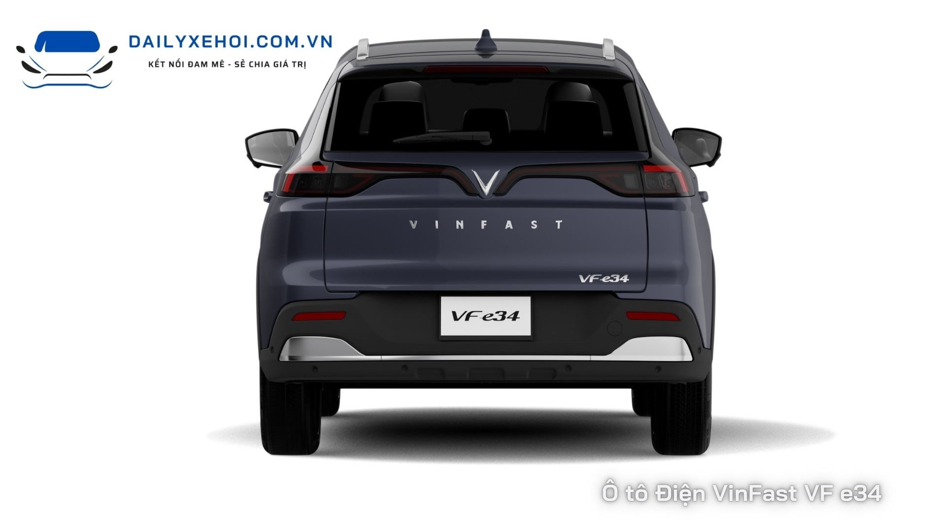 Cận cảnh đuôi xe ô tô điện VinFast VF e34 với dải đèn LED đặc trưng