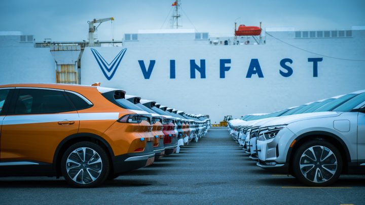 xe ô tô VinFast VF 8 màu trắng với thiết kế hiện đại, thể hiện sự phát triển của dòng xe ô tô điện VinFast