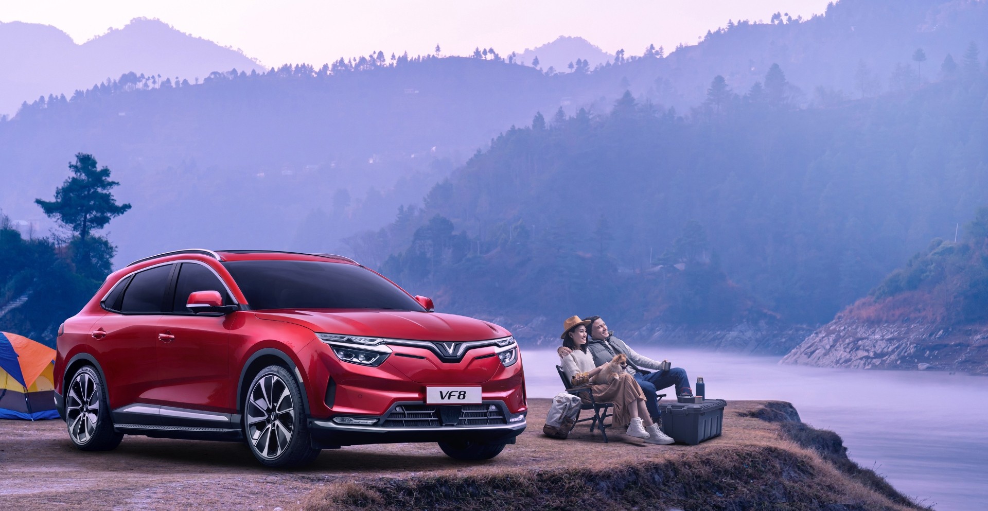 Thiết kế nắp capo của xe ô tô SUV mới VinFast VF 8 với đường gân dập nổi thể hiện sự mạnh mẽ