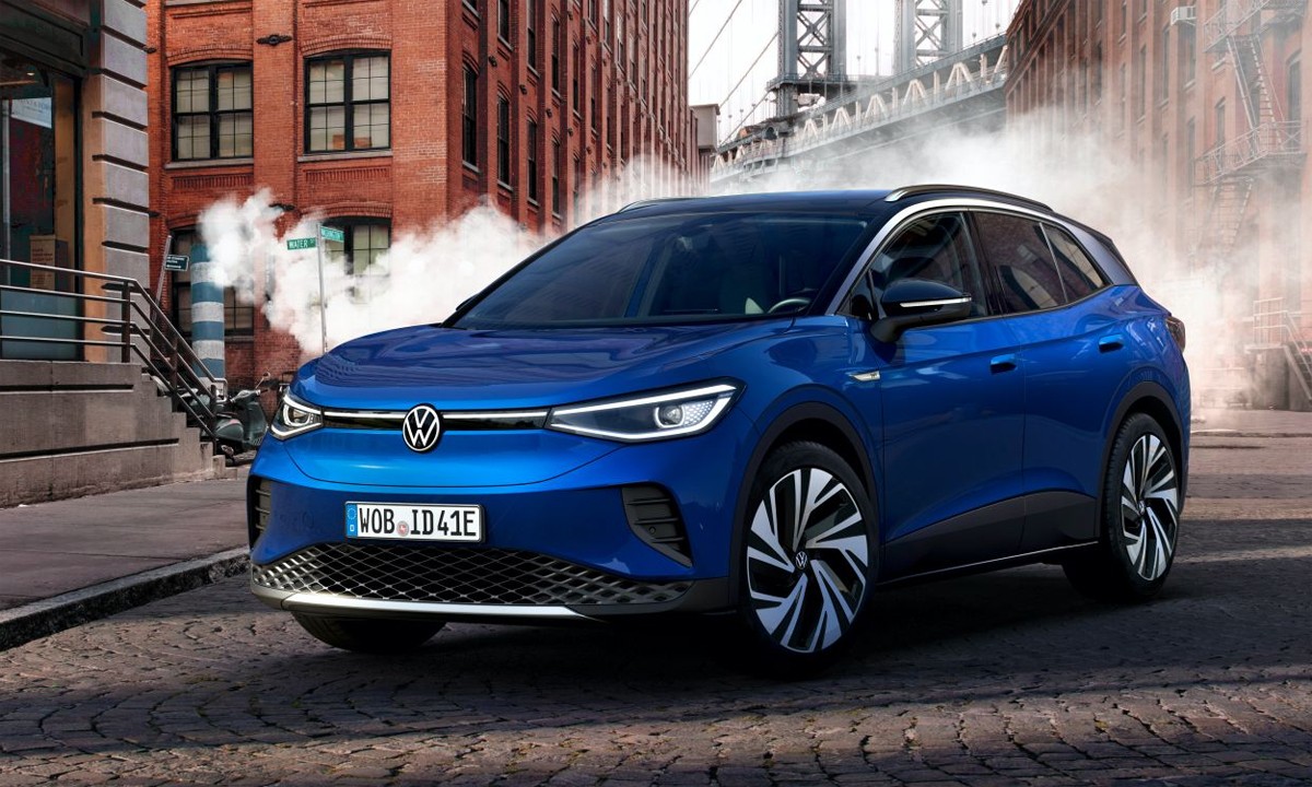 Volkswagen ID.4 màu đỏ rực rỡ, một mẫu SUV điện ấn tượng trên bảng xếp hạng xe ô tô với không gian rộng rãi.