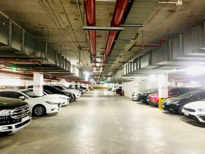 Hầm gửi xe ô tô hiện đại tại chung cư Goldmark City với hệ thống quản lý thông minh
