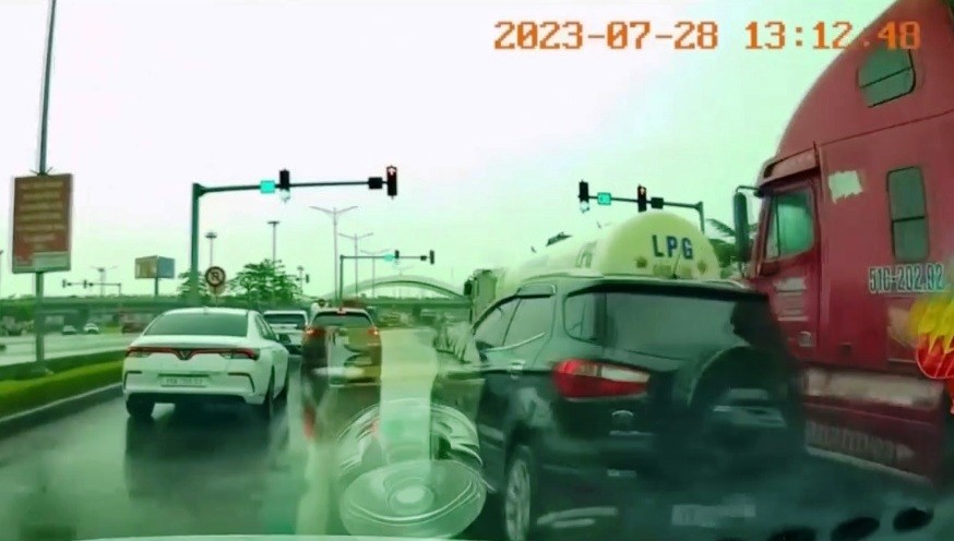 Tài xế ô tô điều khiển xe rời khỏi hiện trường sau khi va chạm