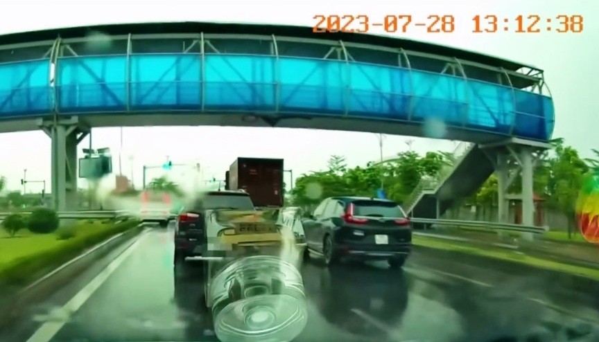 Xe ô tô màu đen vượt đèn đỏ gây tai nạn giao thông tại nút giao cắt