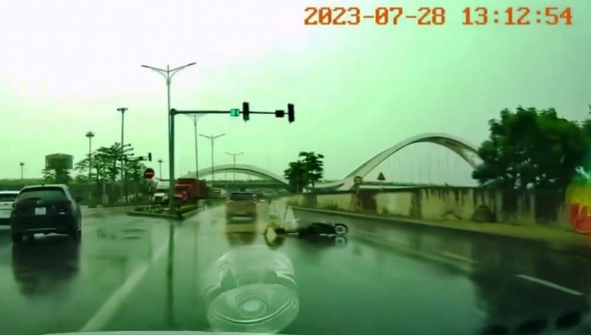 Camera hành trình ghi lại hình ảnh xe ô tô gây tai nạn rồi bỏ chạy