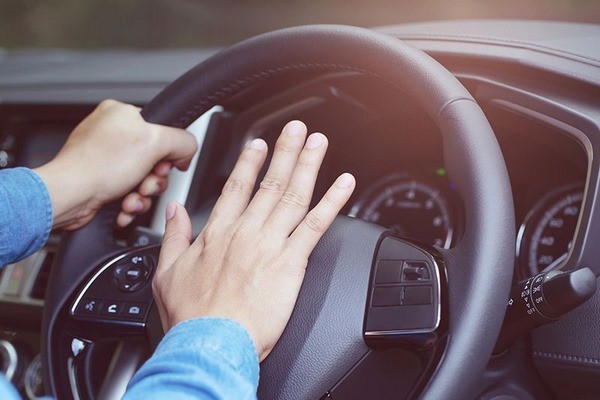 Ra tín hiệu khi vượt xe ô tô