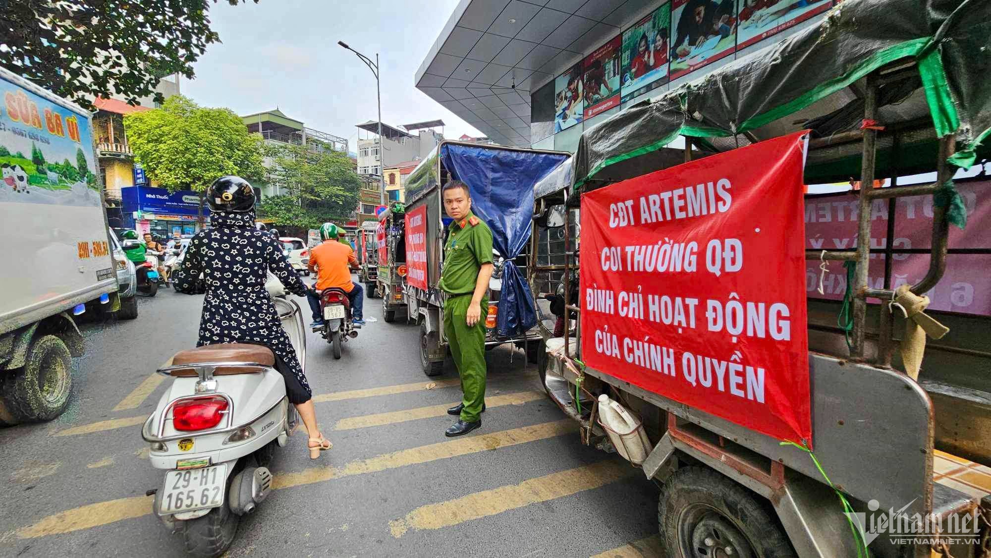 Công an quận Thanh Xuân vào cuộc xác minh việc chấp hành quyết định đình chỉ hoạt động của chủ đầu tư liên quan đến tăng giá gửi xe ô tô.