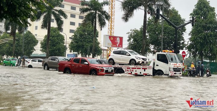 Người dân buộc phải bỏ xe đi bộ do ngập sâu, cần cứu hộ phương tiện