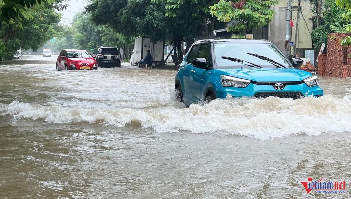 Cảnh đường phố ngập sâu, cần dịch vụ ô tô cứu hộ xe máy