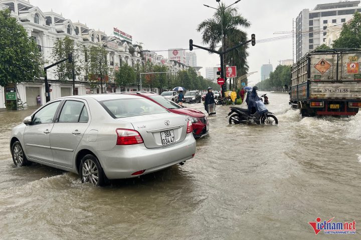Đội ngũ cứu hộ xe máy và ô tô sẵn sàng ứng phó với mưa lớn