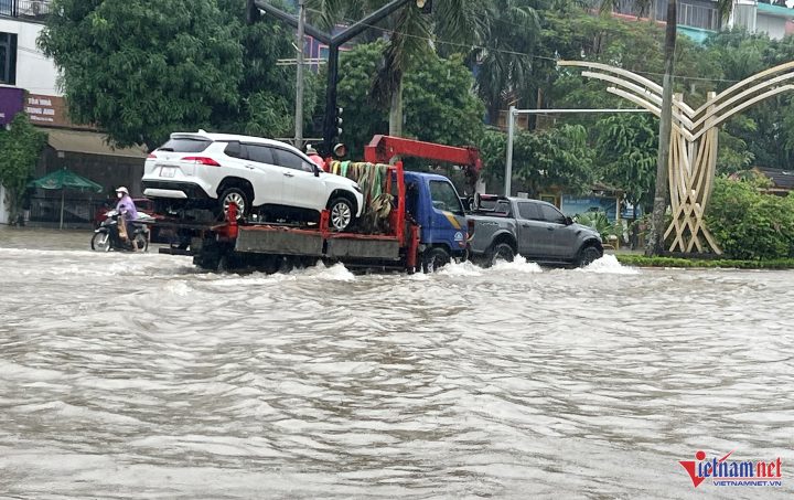 Xe cẩu chuyên dụng thực hiện cứu hộ ô tô trên đại lộ ngập nước