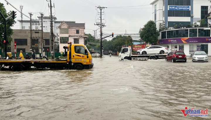 Đội xe cứu hộ ô tô xe máy hoạt động liên tục trong điều kiện ngập lụt