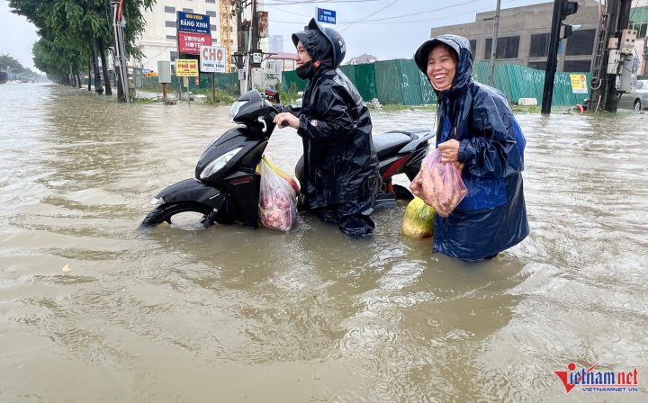 Hiện trường xe bị ngập nước nặng, yêu cầu dịch vụ cứu hộ ô tô xe máy