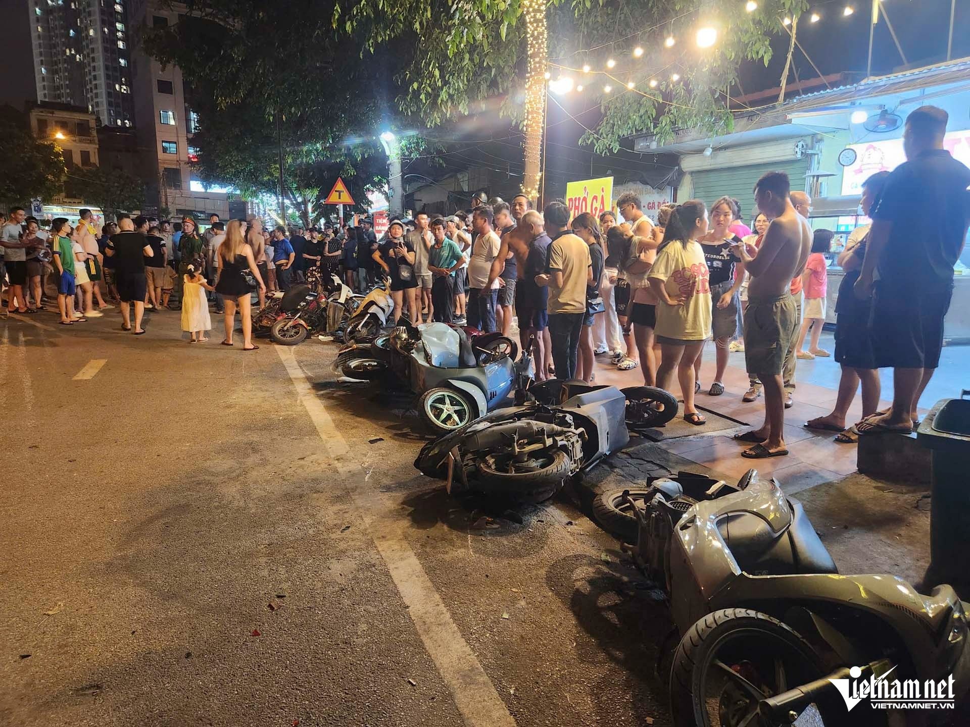 Hiện trường vụ ô tô tông hàng loạt xe máy, nhiều phương tiện hư hỏng nặng ở Bắc Ninh