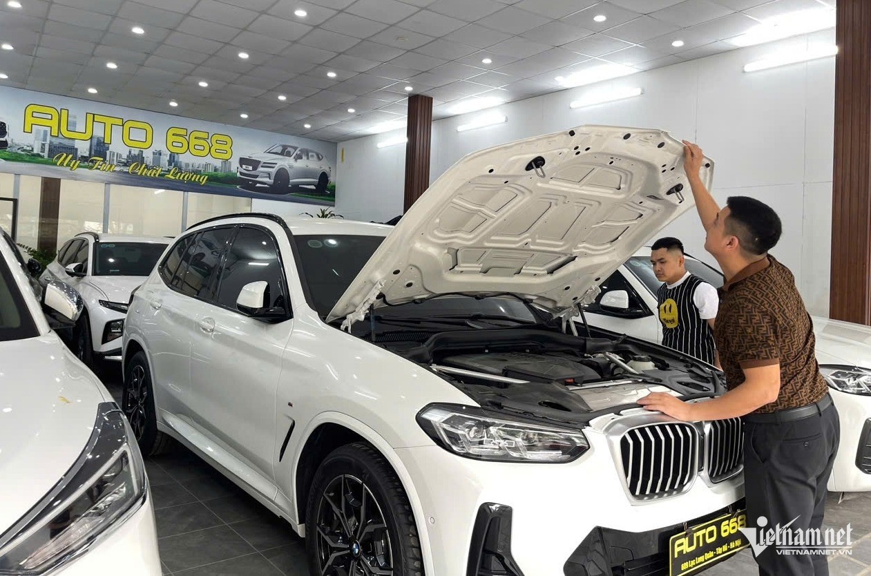 Các showroom xe ô tô đã qua sử dụng phải điều chỉnh chính sách bán hàng và hậu mãi để thích nghi với bối cảnh giá xe ô tô mới cũ giảm giá.