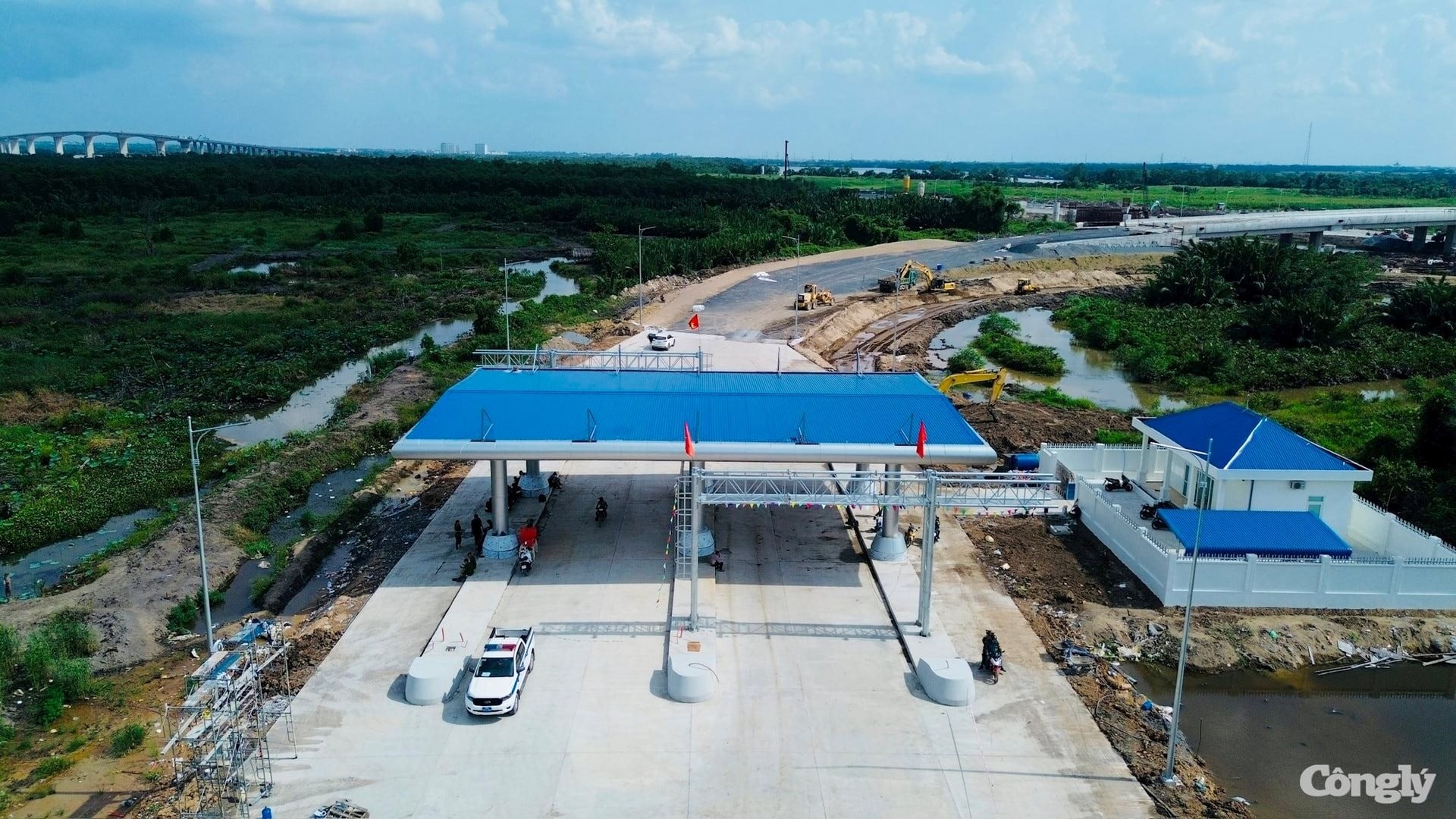 Khu vực trạm thu phí trên tuyến đường cao tốc, nơi mọi loại xe, kể cả xe ô tô chế từ xe máy tự chế, đều cần tuân thủ quy định.