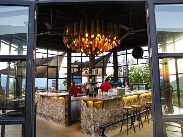 Không gian sang trọng tại nhà hàng The Rock Lodge, phục vụ du khách du lịch Lào bằng xe riêng