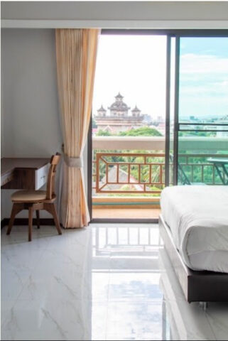 Mặt tiền khách sạn Urbanite Hotel ở Vientiane, lựa chọn lưu trú khi du lịch Lào bằng ô tô