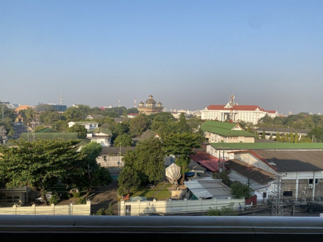 Ban công phòng khách sạn Urbanite Hotel nhìn ra Quảng trường Patuxay, Vientiane