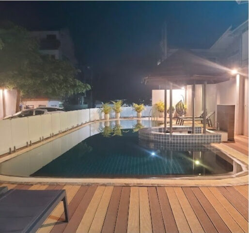 Bể bơi nhỏ tại khách sạn Urbanite Hotel, tiện ích cho chuyến du lịch Lào