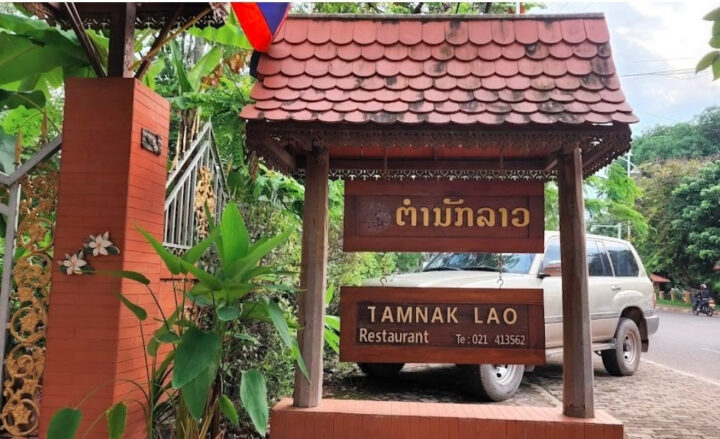 Bên ngoài nhà hàng Tamnak Lao Restaurant chuyên món truyền thống Lào
