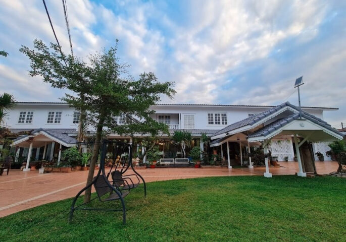 Không gian ấm cúng bên trong nhà hàng Tamnak Lao, trải nghiệm ẩm thực Lào