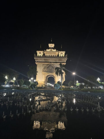 Đài tưởng niệm Patuxay (Khải Hoàn Môn) ở Vientiane, điểm đến lịch sử khi du lịch Lào bằng xe ô tô