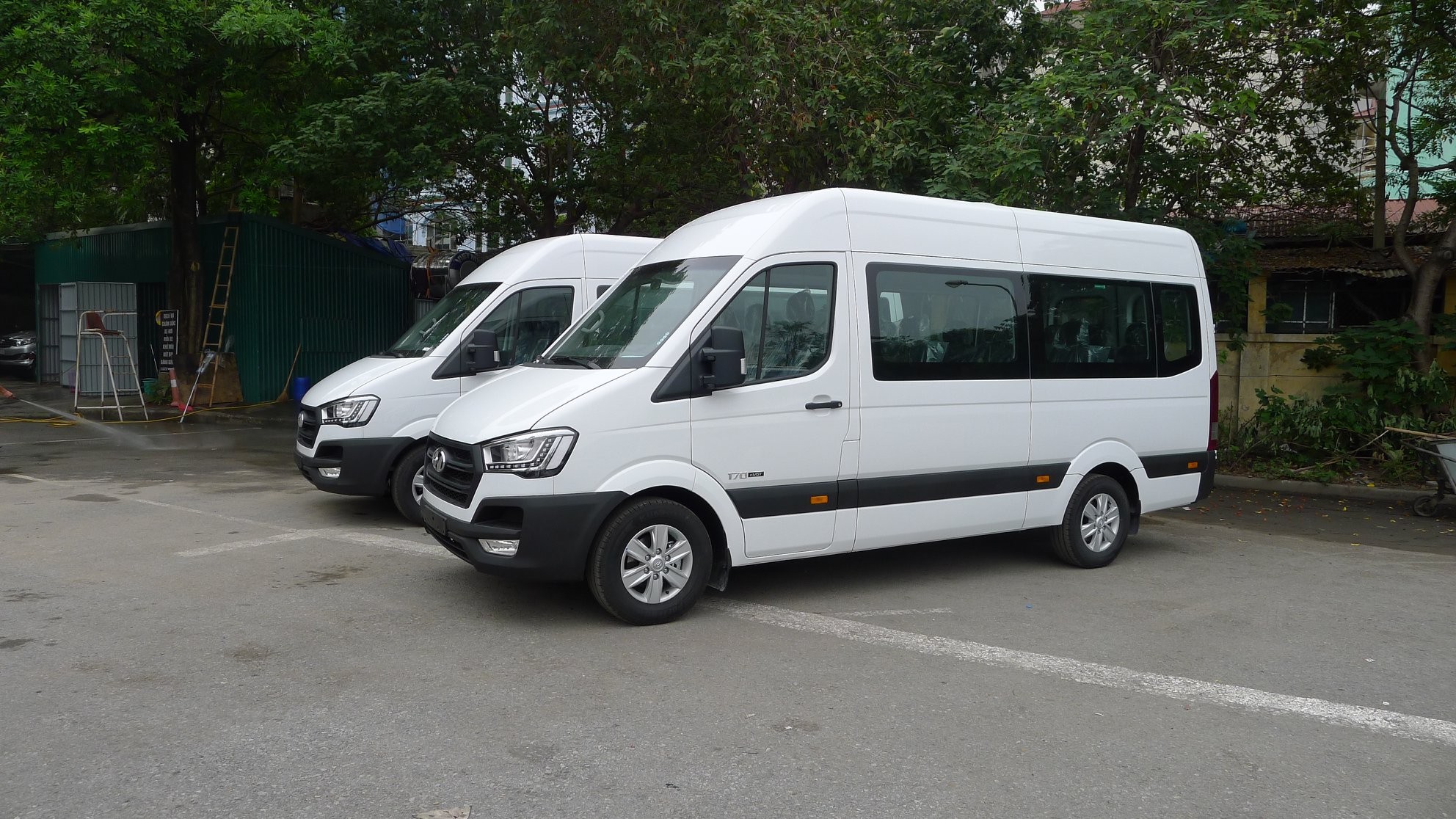 Ford Transit hoặc Hyundai Solati, xe ô tô 16 chỗ lý tưởng cho đoàn lớn đi Vũng Tàu