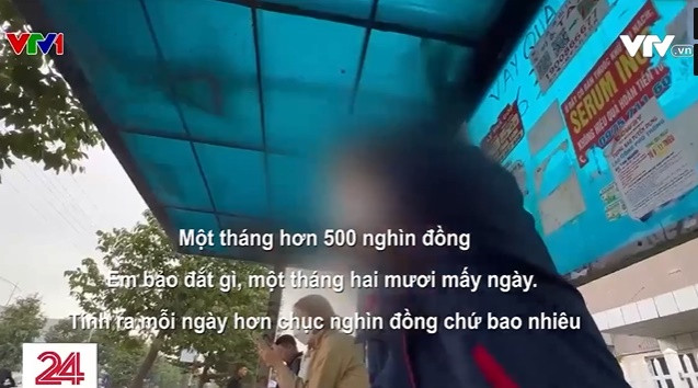 Chiếc xe ô tô cũ nát đang chờ đón công nhân tại khu công nghiệp vào sáng sớm