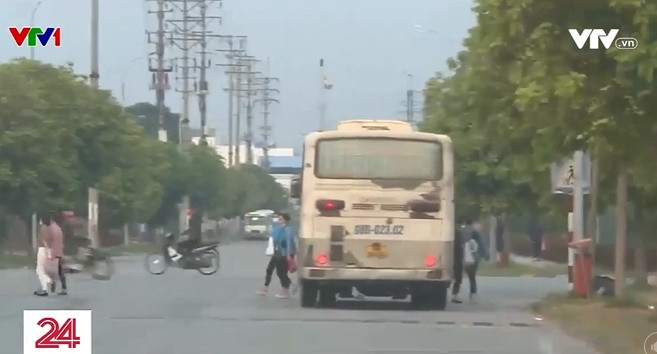 Một chiếc xe ô tô cũ nát đang xả khói đen mù mịt trên đường