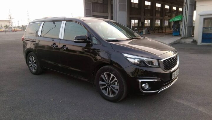Xe ô tô Kia Carnival 7 chỗ đời mới đang đỗ