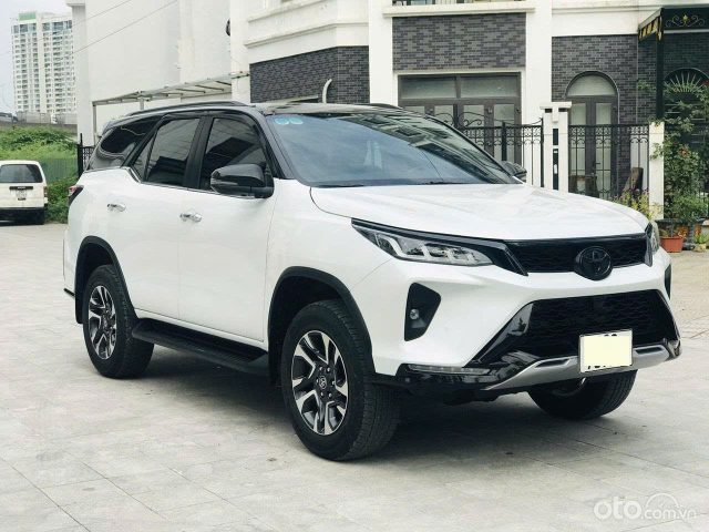 Hình ảnh xe ô tô Toyota Land Cruiser Prado với thiết kế sang trọng, khẳng định đẳng cấp