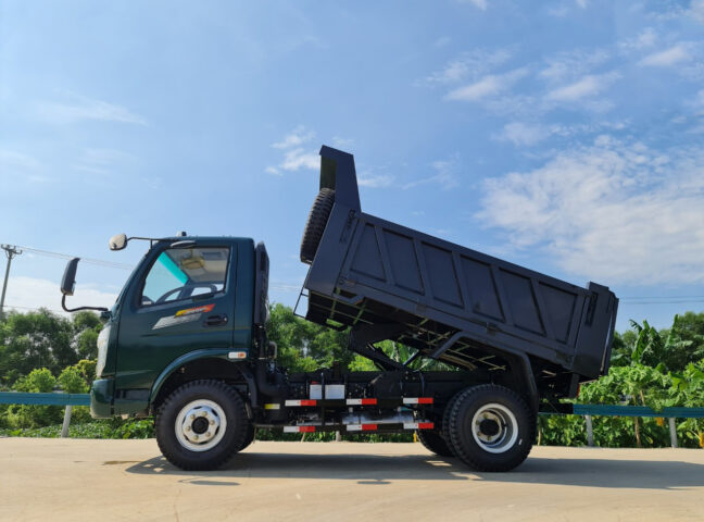 Thùng xe ben Chiến Thắng 5.9 tấn với khả năng mở 3 bửng linh hoạt, tối ưu cho việc vận chuyển và đổ vật liệu.