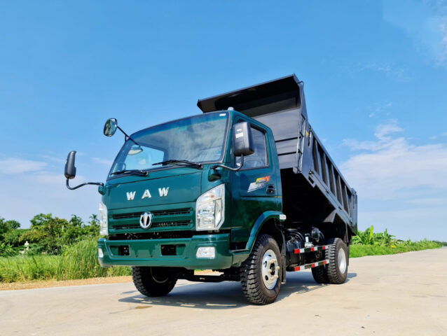 Chi tiết mặt ga lăng và cụm đèn chiếu sáng tích hợp trên xe ô tô Chiến Thắng 5T9, tăng cường an toàn và thẩm mỹ.