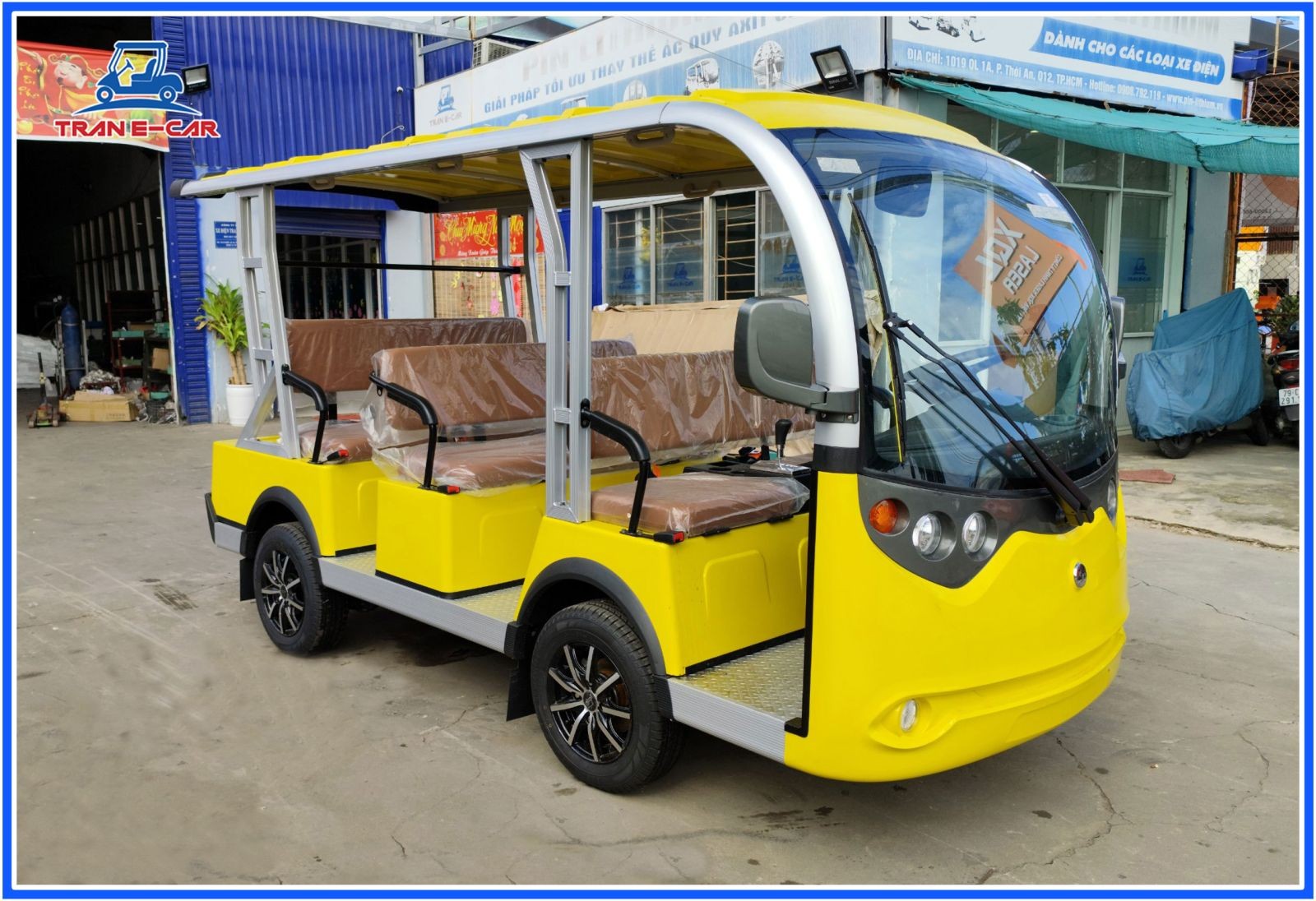 Xe ô tô điện 8 chỗ màu vàng phục vụ vận chuyển khách