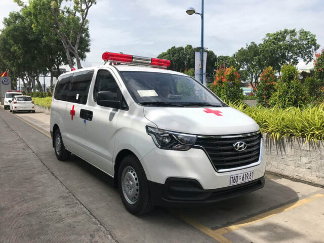 Toàn cảnh xe cấp cứu Hyundai Starex từ góc nghiêng, nổi bật khả năng vận hành linh hoạt và giá trị đầu tư cho một chiếc xe ô tô Starex chuyên dụng.