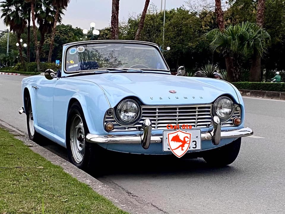 Mẫu xe thể thao cổ điển Triumph TR4 được bảo dưỡng, chuẩn bị cho quá trình độ xe ô tô cổ.