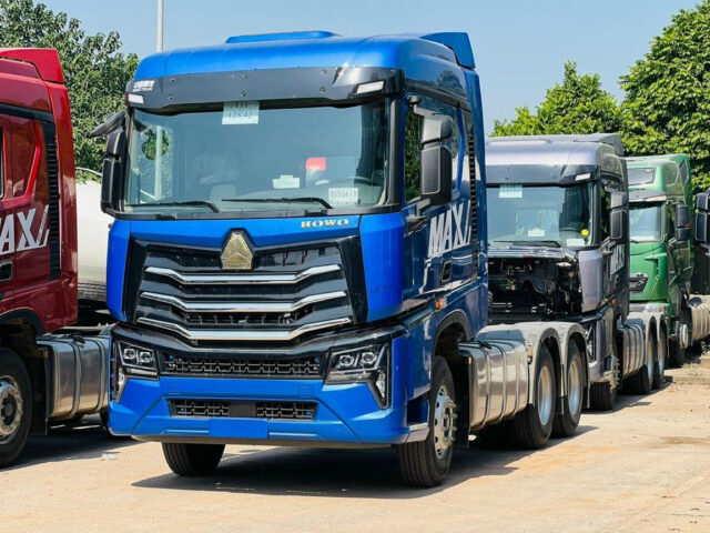 Xe ô tô đầu kéo Howo CNHTC Max 440HP màu đỏ, chuyên chở hàng hóa hạng nặng