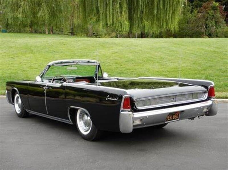 Xe ô tô cổ Lincoln Continental 1961 với vẻ ngoài sang trọng và đồ sộ