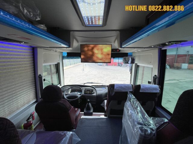 Tổng quan ngoại thất xe ô tô Isuzu Samco Felix Limousine trên đường