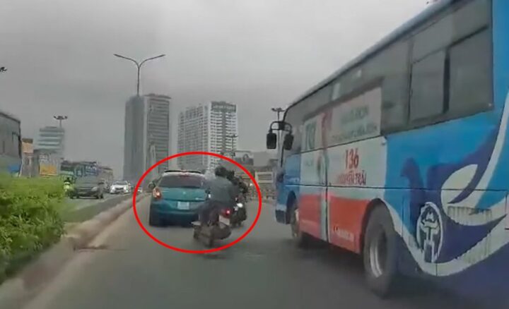 Vụ va chạm giao thông khi xe ô tô phanh gấp khiến xe máy phía sau không giữ khoảng cách an toàn và đâm vào đuôi xe