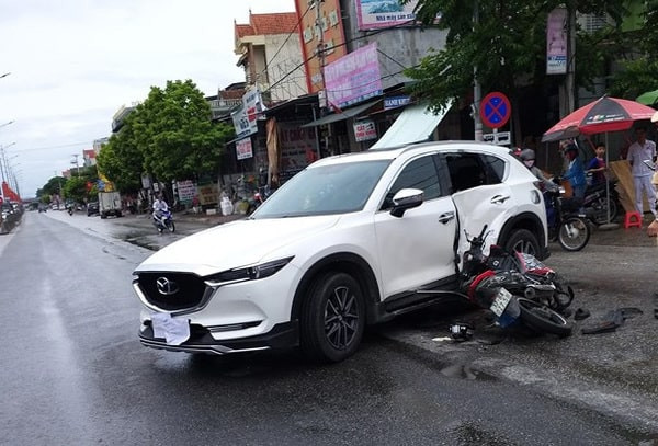 Tình huống xe ô tô đâm xe máy do ô tô vi phạm luật, minh họa trách nhiệm bồi thường