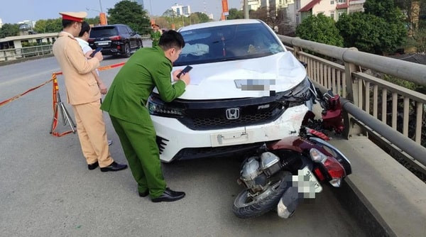 Kiểm tra hư hại xe máy sau vụ xe ô tô đâm xe máy, thu thập bằng chứng để xác định trách nhiệm