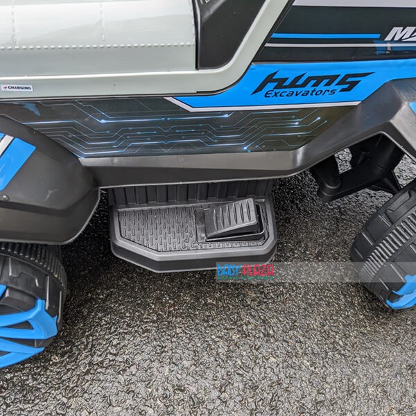 Xe máy xúc ô tô BLF-116 với đèn pha sáng rõ, tăng thêm tính chân thực