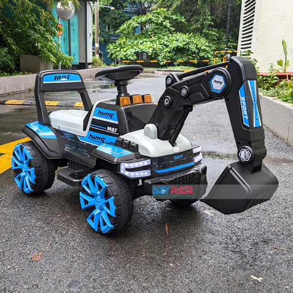 Góc nhìn từ phía sau của xe máy xúc ô tô BLF-116, với thiết kế chắc chắn và màu sắc nổi bật