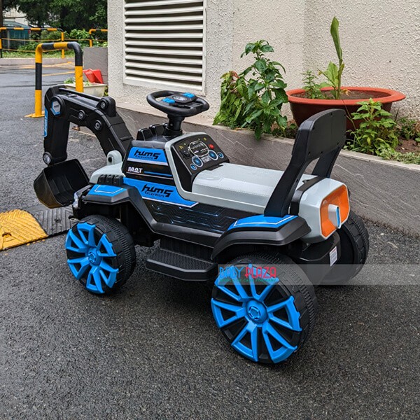 Góc nhìn từ phía trên, hiển thị toàn bộ chi tiết của xe máy xúc ô tô BLF-116 với gầu xúc và buồng lái